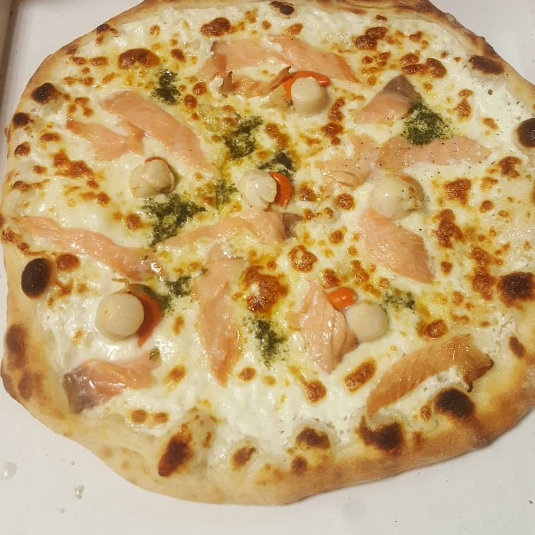 Pizza La Savoureuse,Crème Fraîche Mozzarella,Noix de St Jacques Saumon Fumé,Beurre Persille
