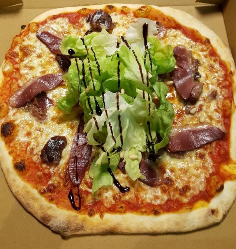Pizza Landaise,Mozzarella, Magret de Canard fumé,Gésiers Confits, Salade ,pignons de pin